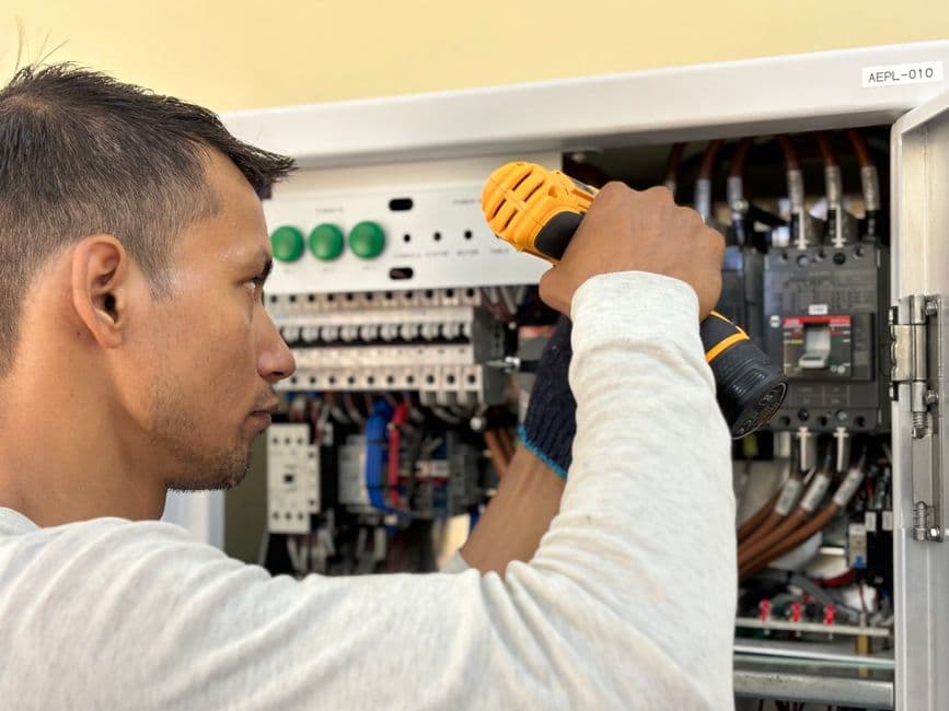 What Should You Expect From a Houston Electrician?
